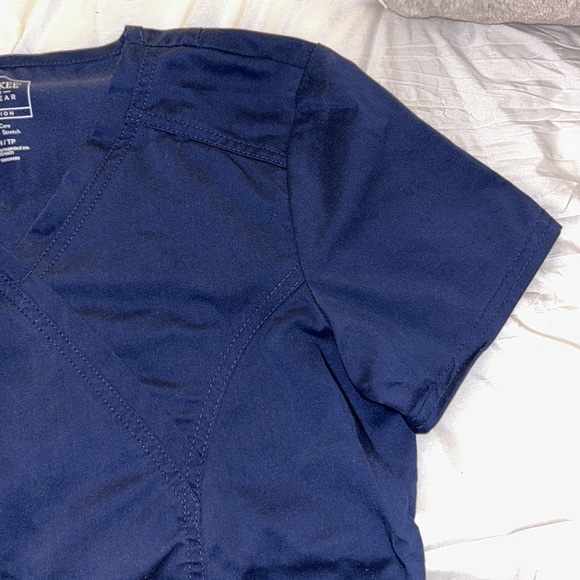 Cherokee women’s Scrub top - Picture 5 of 6